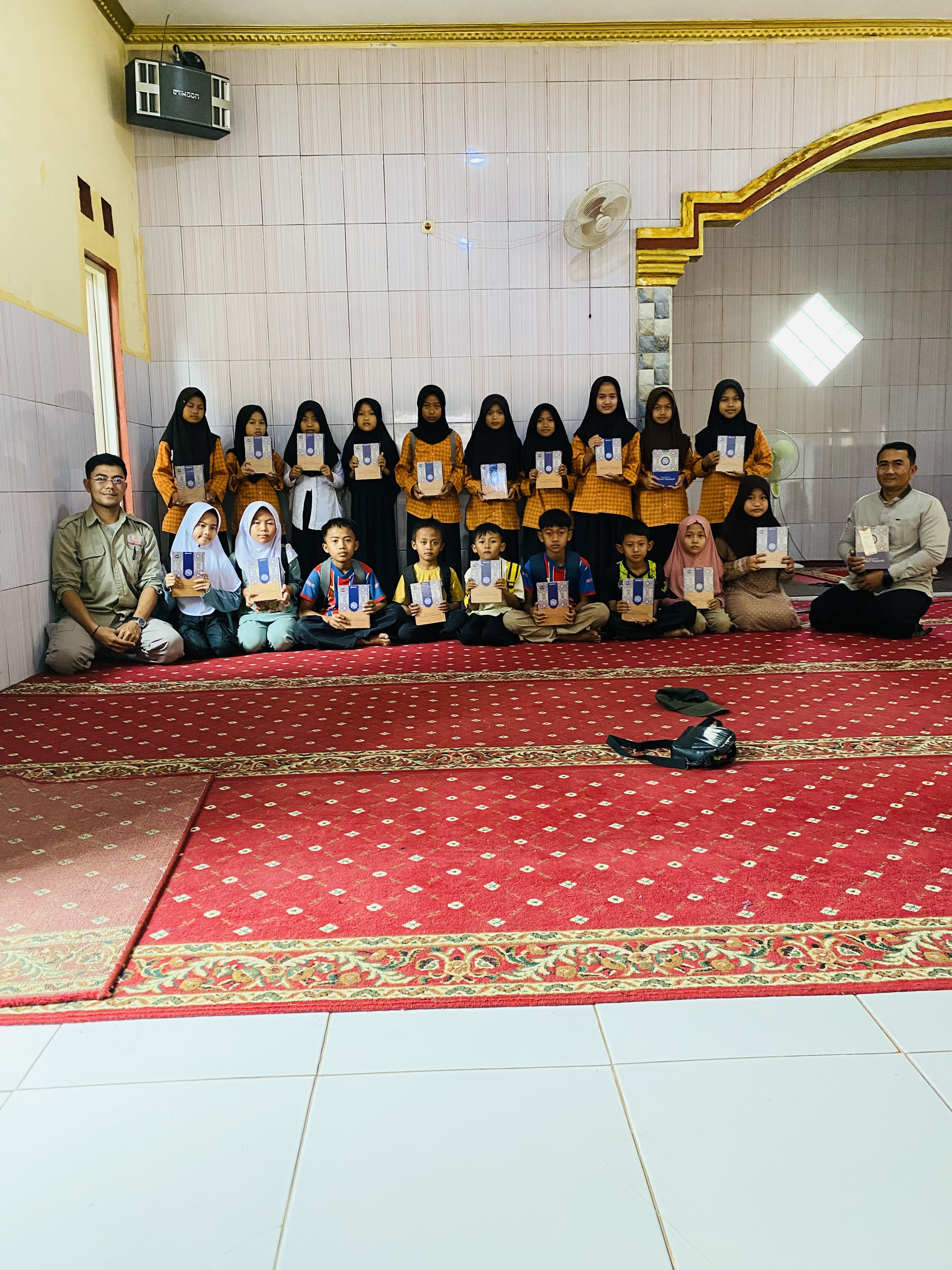 Suasana Serah Terima Al-Qur'an Bersama Asatidz
