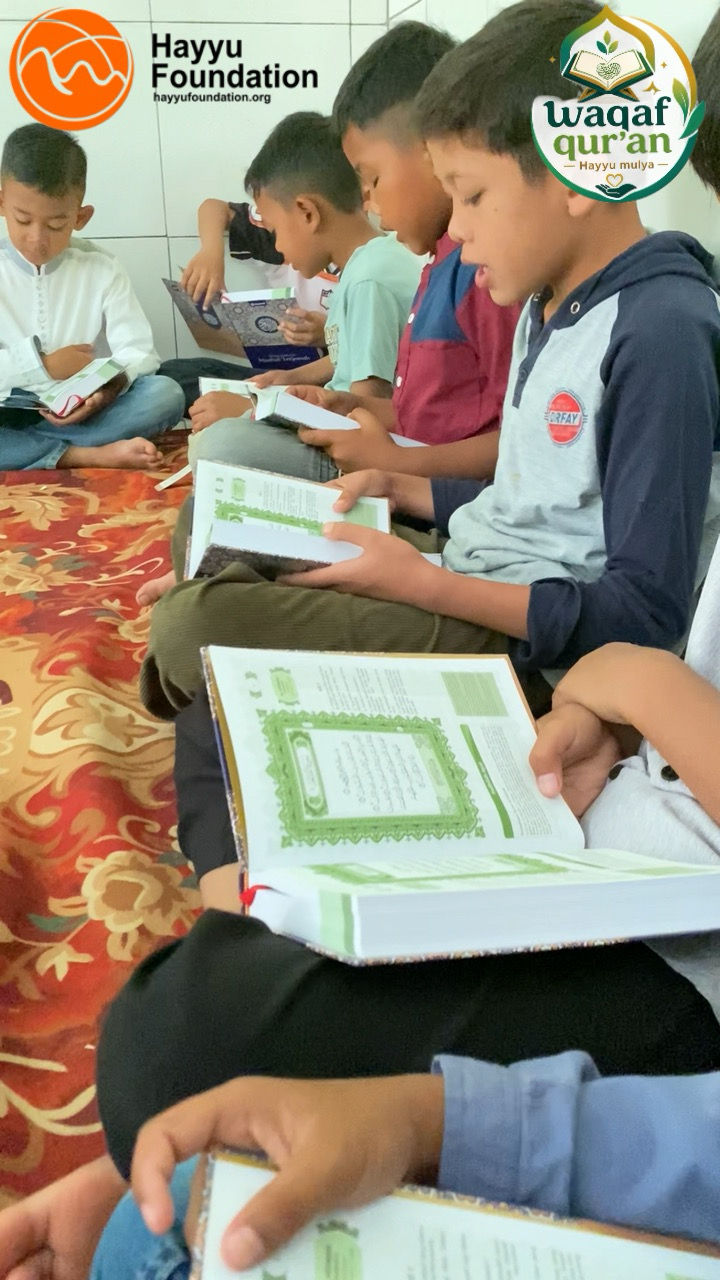 Santri Menghafal Kalamullah Menggunakan Mushaf Baru